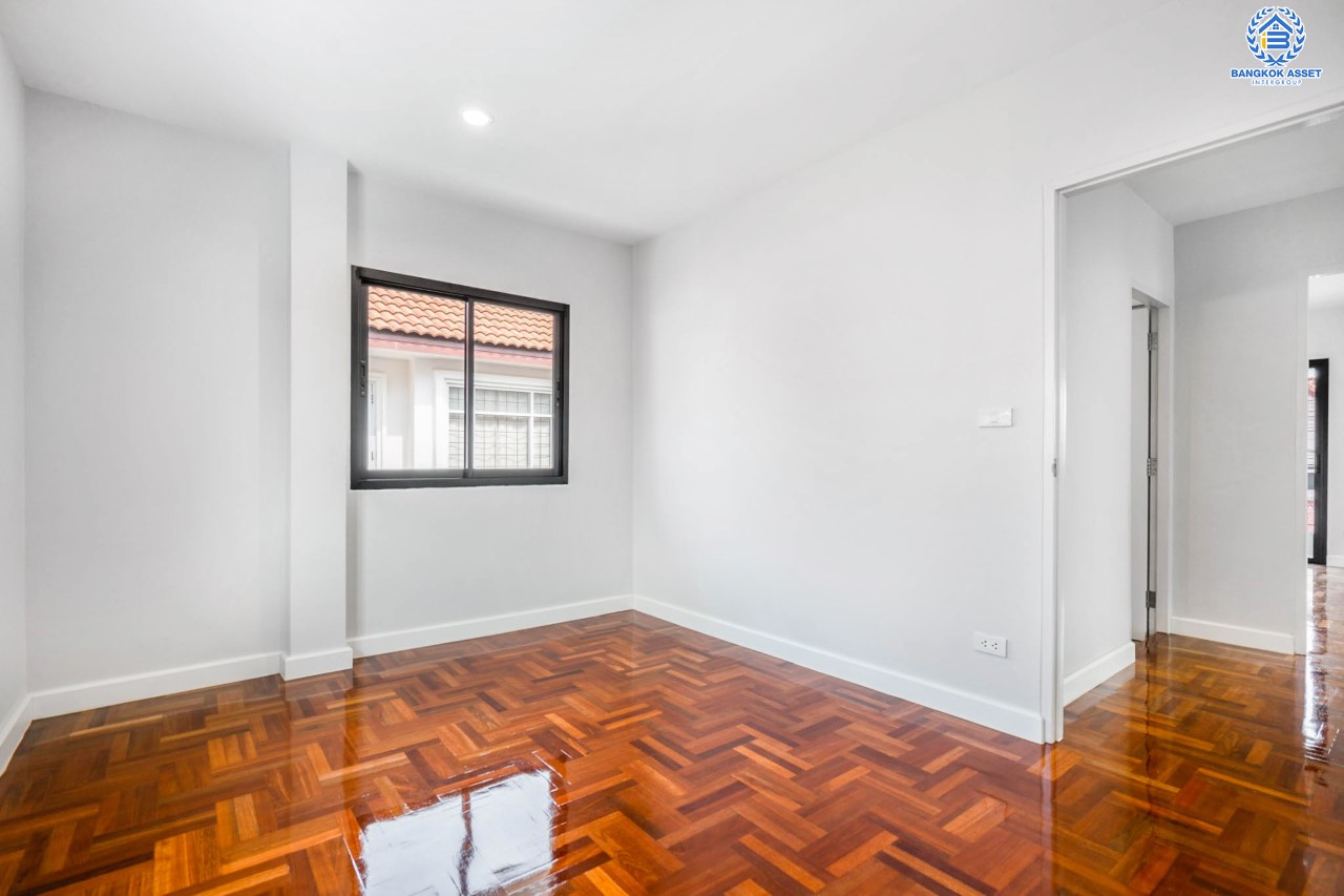 บ้านมือสองตกแต่งใหม่ ม.ลานทอง ติวานนท์-ปากเกร็ด เนื้อที่ 54 ตร.ว. ฟังก์ชัน 3 ห้องนอน 2 ห้องน้ำ บนทำเลทองเดินทางสะดวกติด ถ.ติวานนท์ ใกล้ห้าแยกปากเกร็ด เมืองทองธานี ทางด่วน, เซ็นทรัลแจ้งวัฒนะ และรถไฟฟ้าสายสีชมพู (สายอนาคต) "สถานีปากเกร็ด"